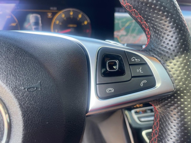 Mercedes-Benz E-Class Vehicle Image 29