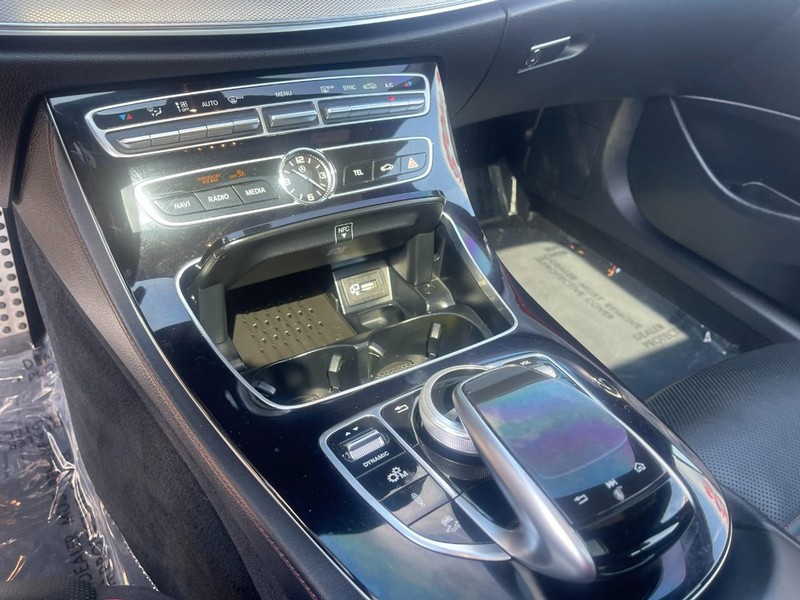 Mercedes-Benz E-Class Vehicle Image 33