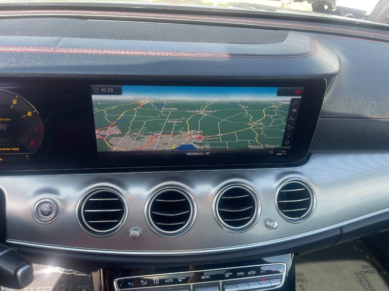 Mercedes-Benz E-Class Vehicle Image 34