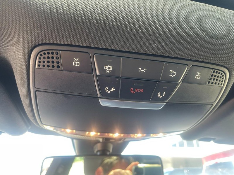 Mercedes-Benz E-Class Vehicle Image 36