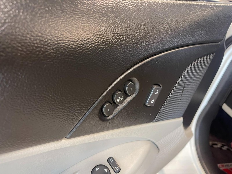 Chevrolet Corvette Vehicle Image 18