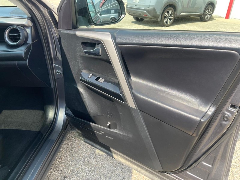 Toyota RAV4 Vehicle Image 12