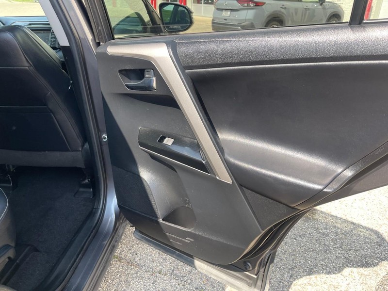 Toyota RAV4 Vehicle Image 15