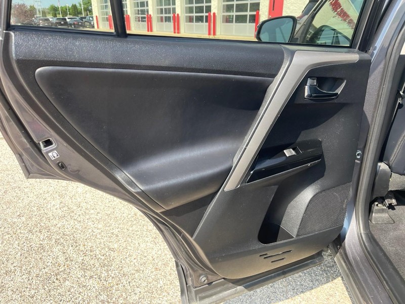 Toyota RAV4 Vehicle Image 18