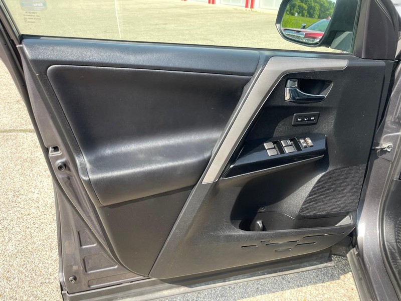 Toyota RAV4 Vehicle Image 21