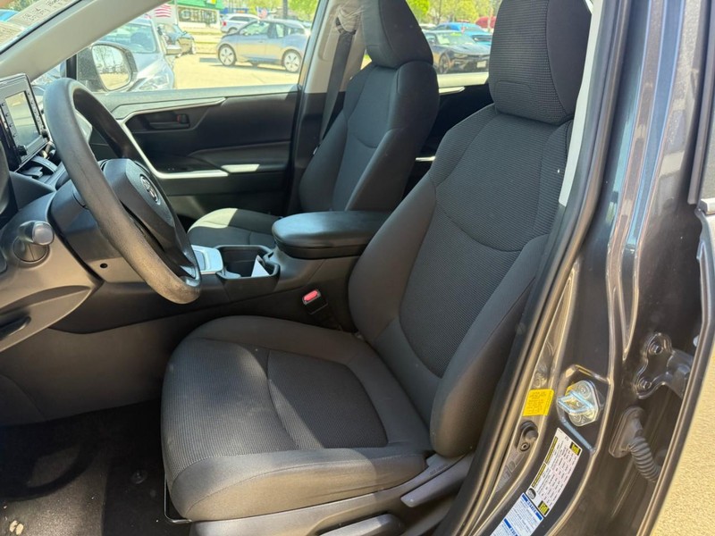 Toyota RAV4 Hybrid Vehicle Image 09