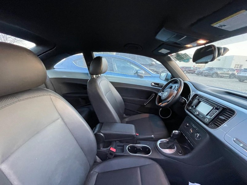 Volkswagen Beetle Vehicle Image 03