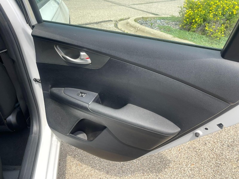 Kia Forte Vehicle Image 10