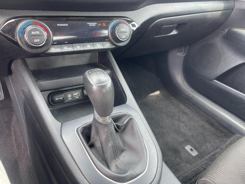 Kia Forte Vehicle Image 15