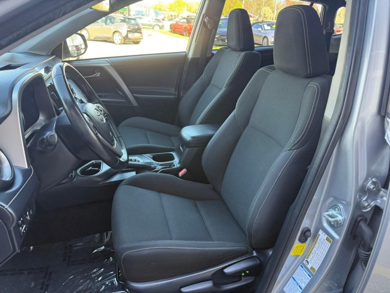 Toyota RAV4 Vehicle Image 09