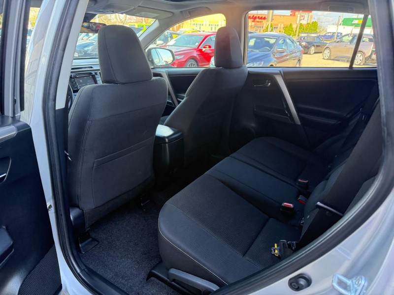 Toyota RAV4 Vehicle Image 12