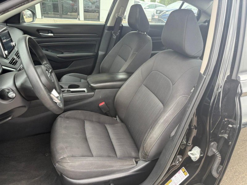 Nissan Altima Vehicle Image 09