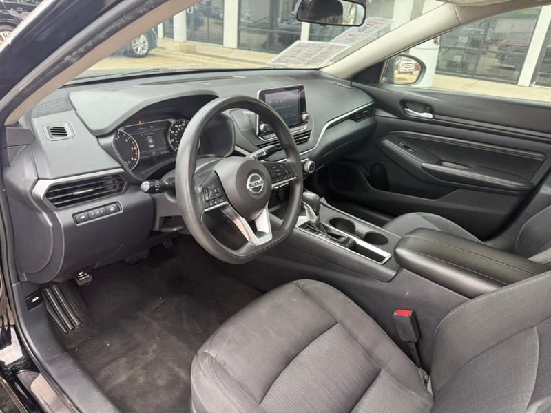 Nissan Altima Vehicle Image 10