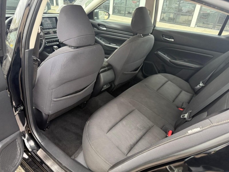 Nissan Altima Vehicle Image 12