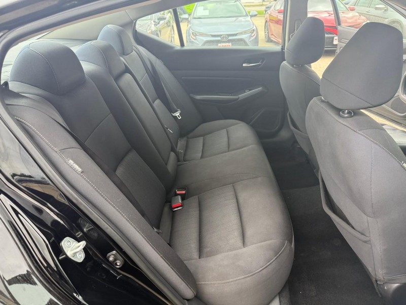 Nissan Altima Vehicle Image 14