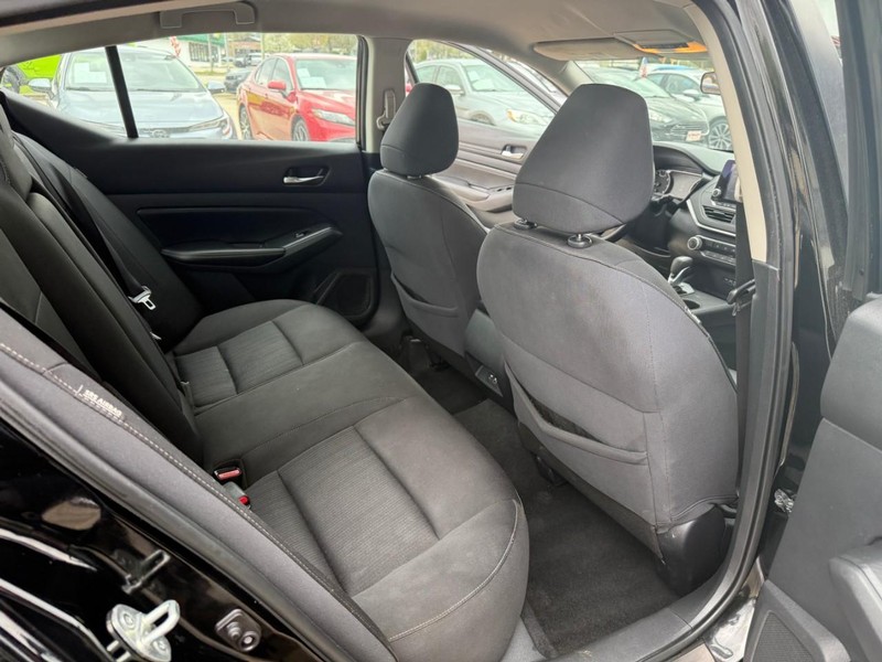 Nissan Altima Vehicle Image 15