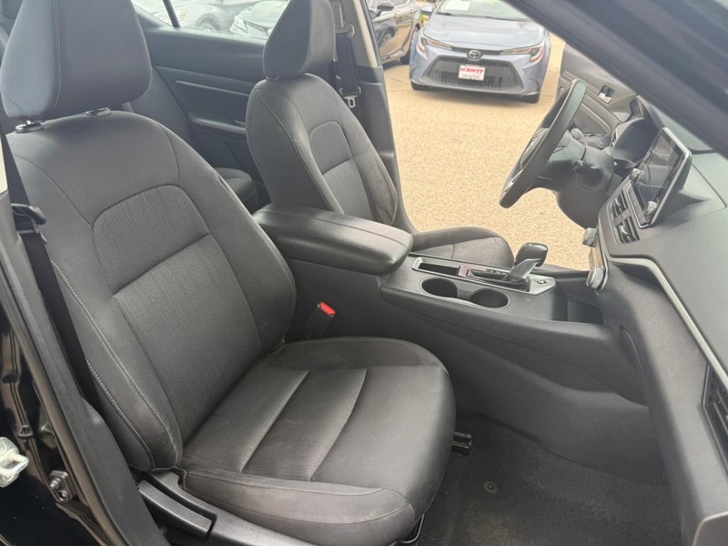 Nissan Altima Vehicle Image 16