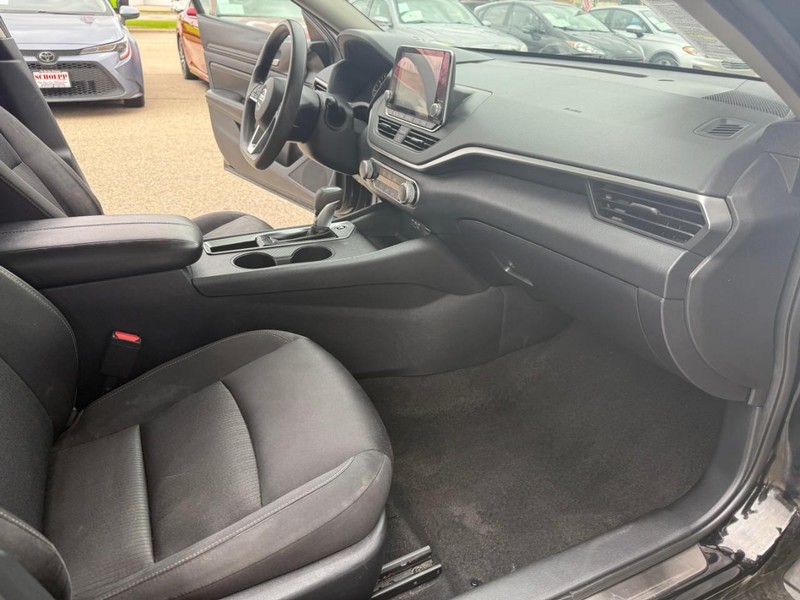 Nissan Altima Vehicle Image 17