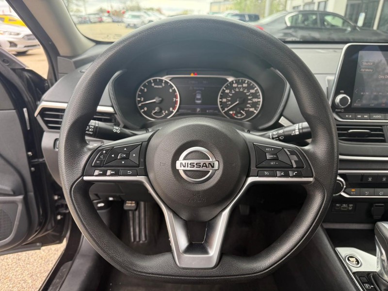 Nissan Altima Vehicle Image 19