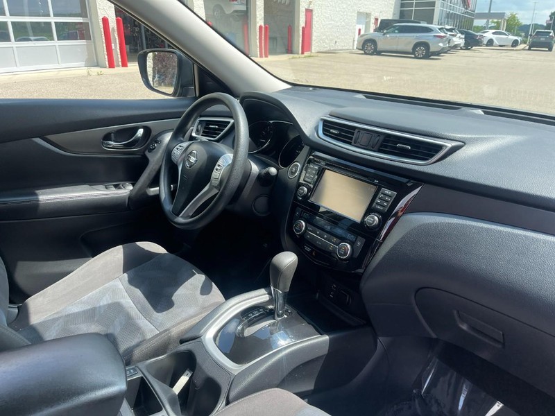 Nissan Rogue Vehicle Image 09