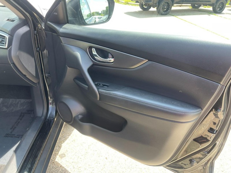 Nissan Rogue Vehicle Image 12