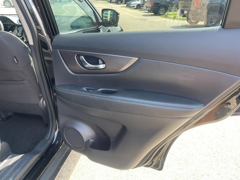 Nissan Rogue Vehicle Image 15