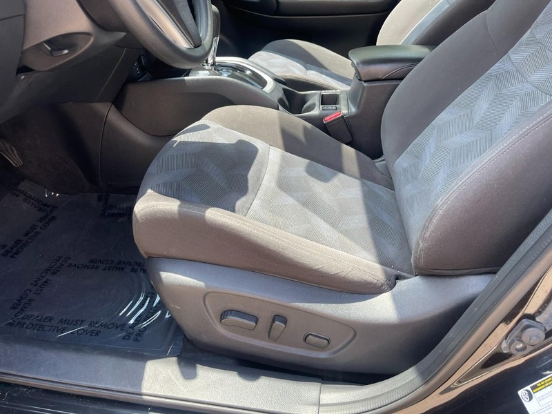 Nissan Rogue Vehicle Image 21