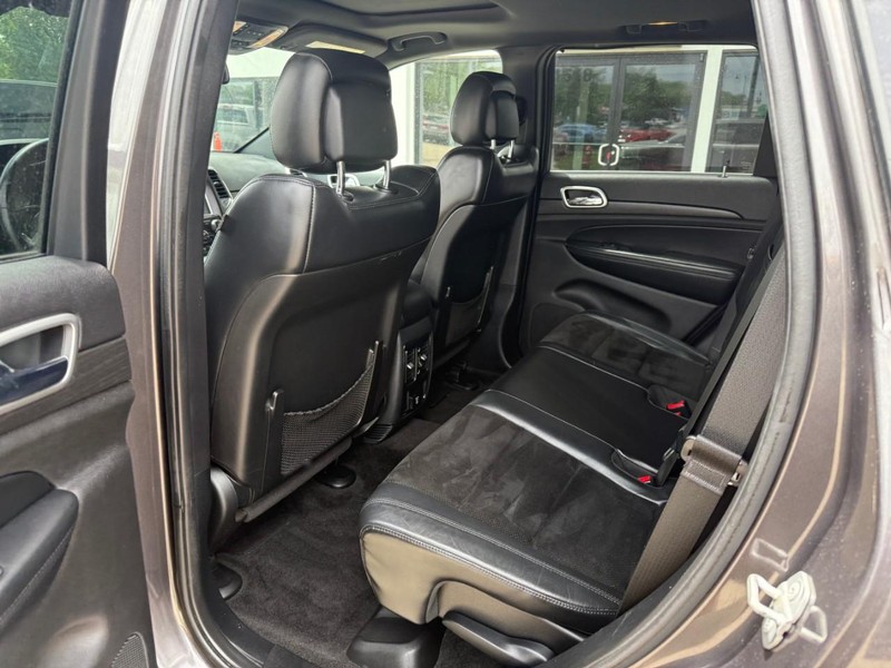 Jeep Grand Cherokee Vehicle Image 12