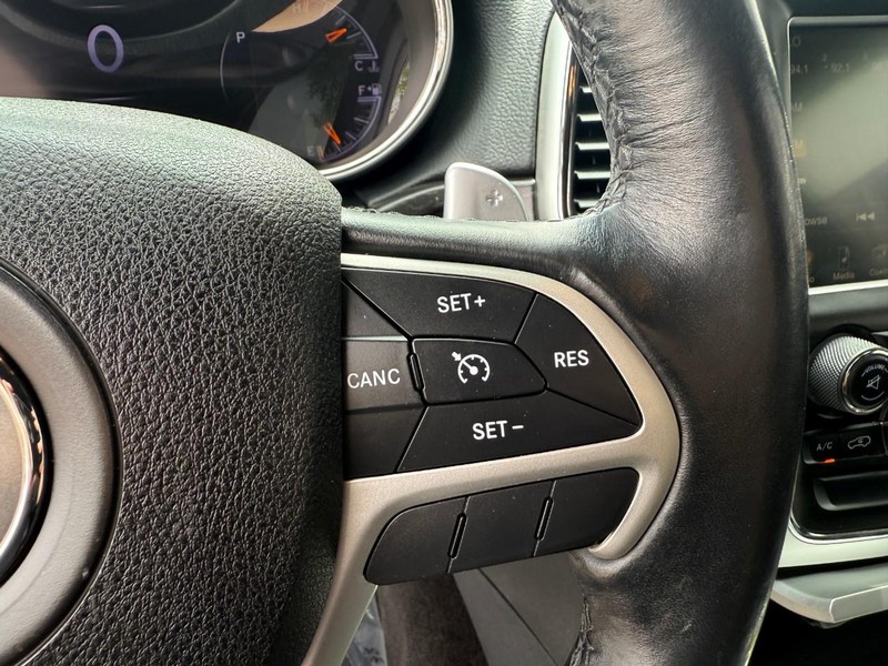Jeep Grand Cherokee Vehicle Image 24