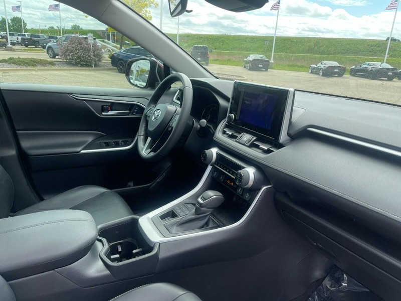 Toyota RAV4 Vehicle Image 10