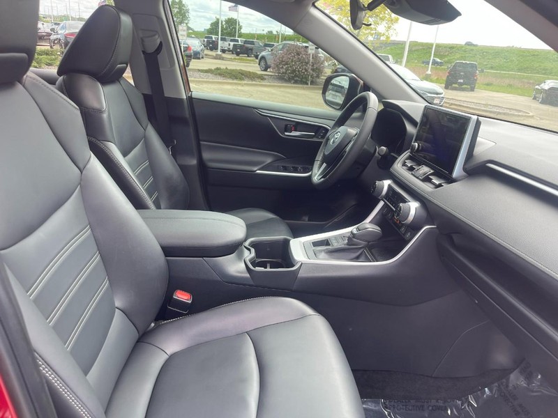 Toyota RAV4 Vehicle Image 12