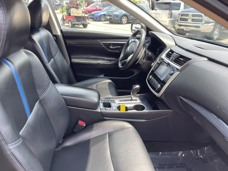 Nissan Altima Vehicle Image 10