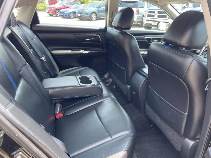 Nissan Altima Vehicle Image 12