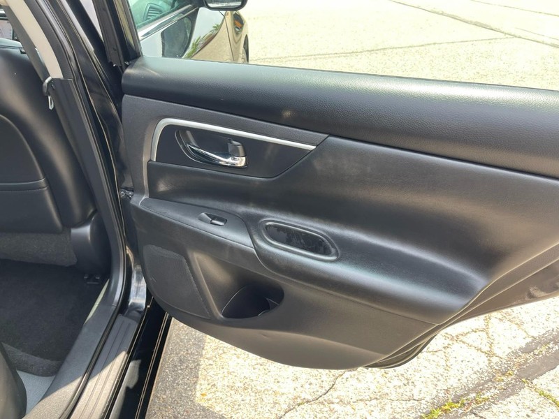 Nissan Altima Vehicle Image 14