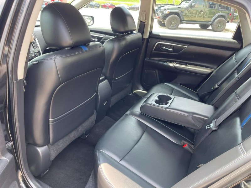 Nissan Altima Vehicle Image 16