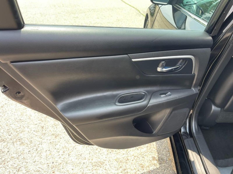 Nissan Altima Vehicle Image 17