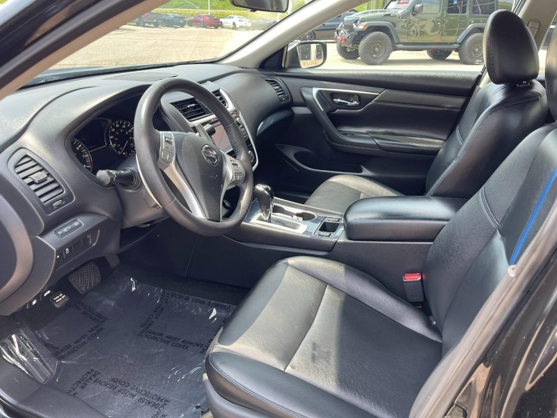 Nissan Altima Vehicle Image 18