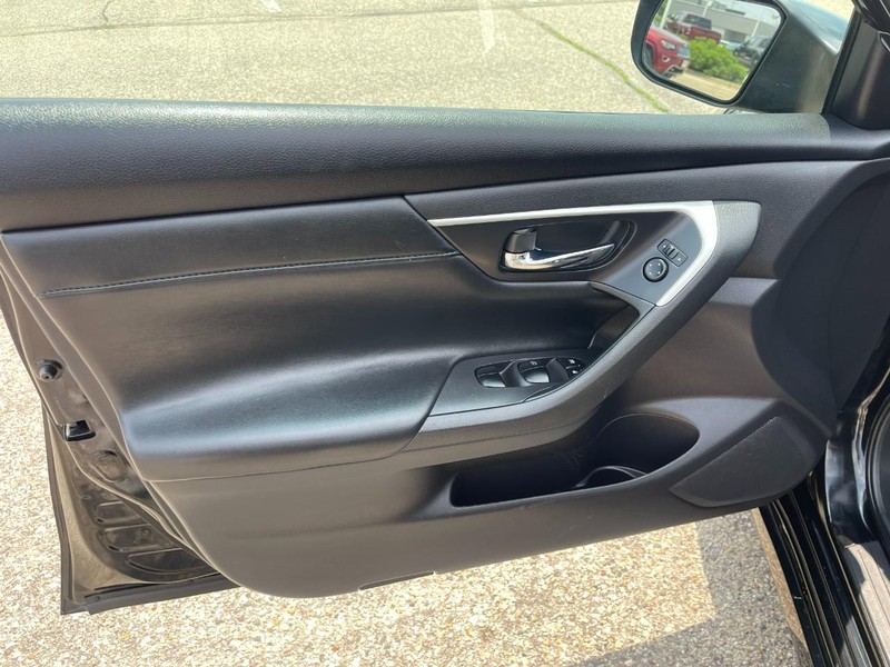 Nissan Altima Vehicle Image 20