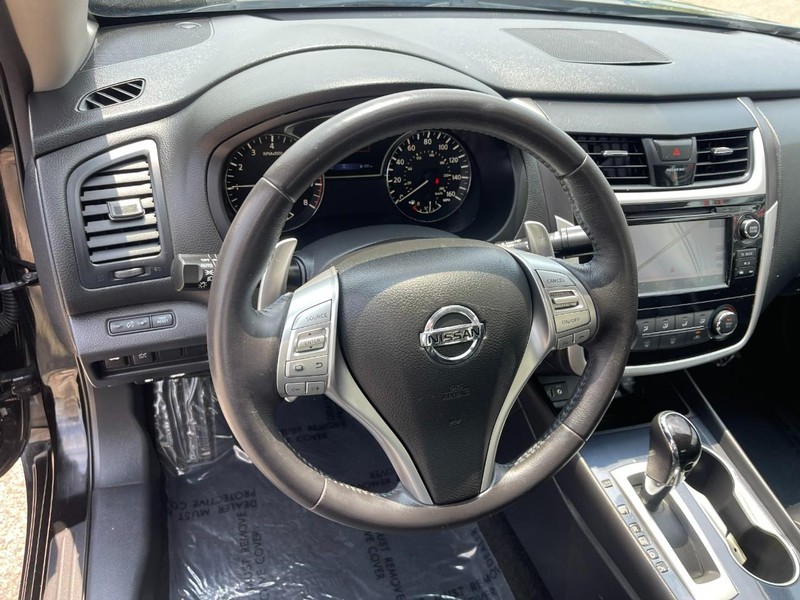 Nissan Altima Vehicle Image 22