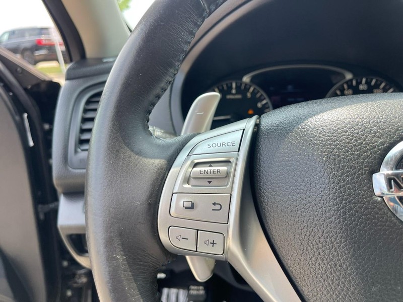 Nissan Altima Vehicle Image 23