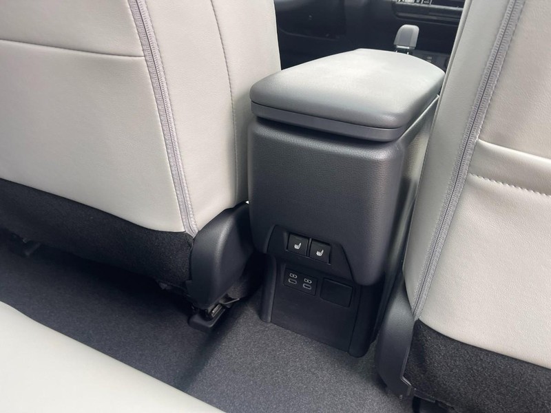 Toyota Prius Vehicle Image 15