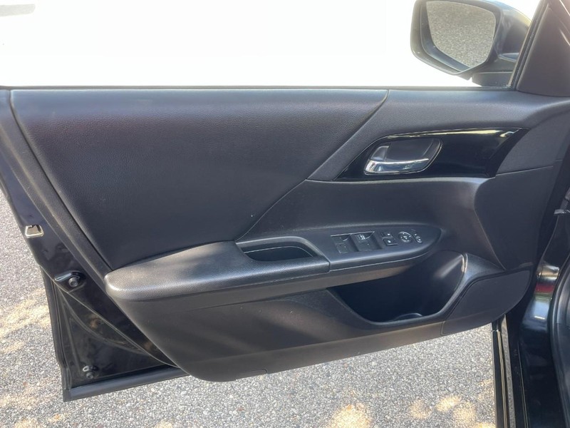 Honda Accord Sedan Vehicle Image 16