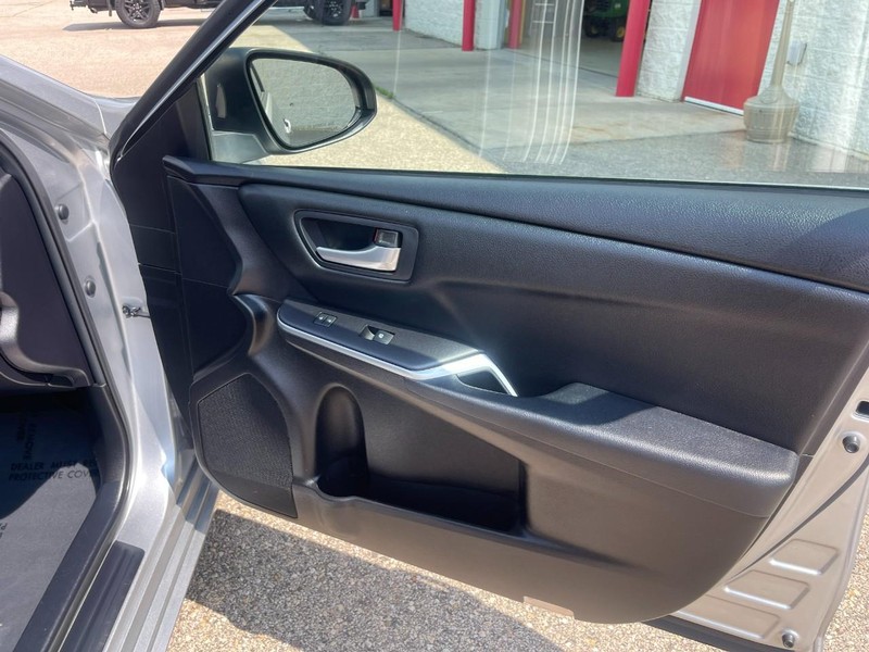 Toyota Camry Vehicle Image 11