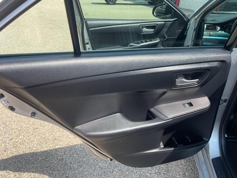 Toyota Camry Vehicle Image 18