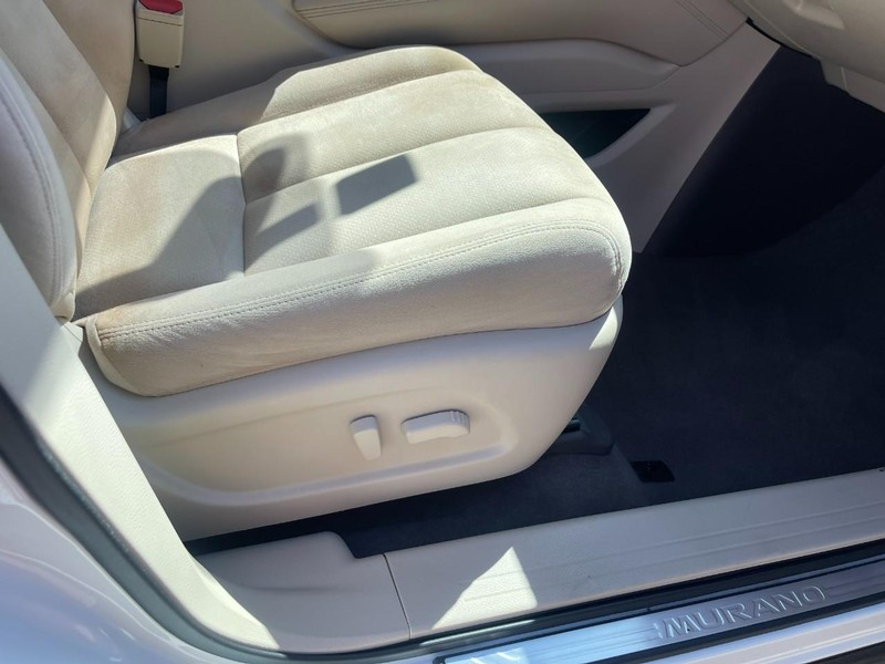 Nissan Murano Vehicle Image 12