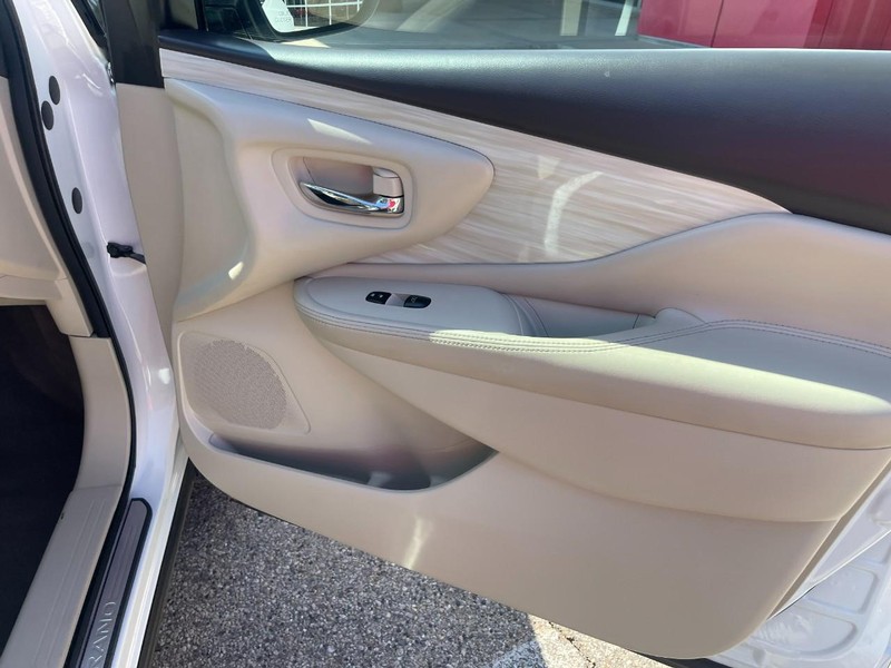 Nissan Murano Vehicle Image 13