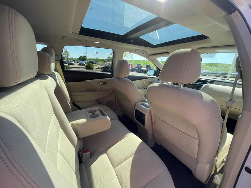 Nissan Murano Vehicle Image 15
