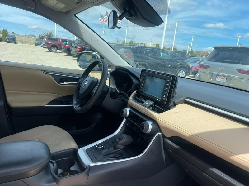 Toyota RAV4 Hybrid Vehicle Image 02