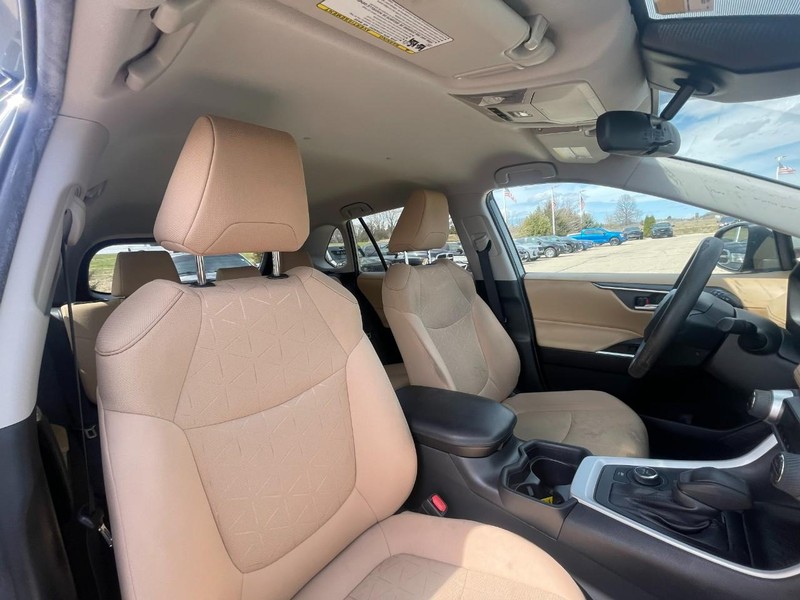 Toyota RAV4 Hybrid Vehicle Image 04