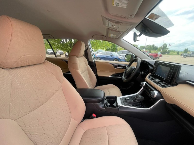 Toyota RAV4 Hybrid Vehicle Image 09
